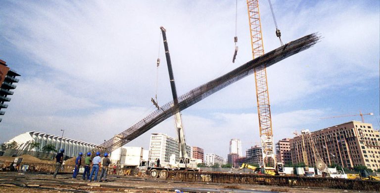 Izado de armadura de pantalla con dos grúas